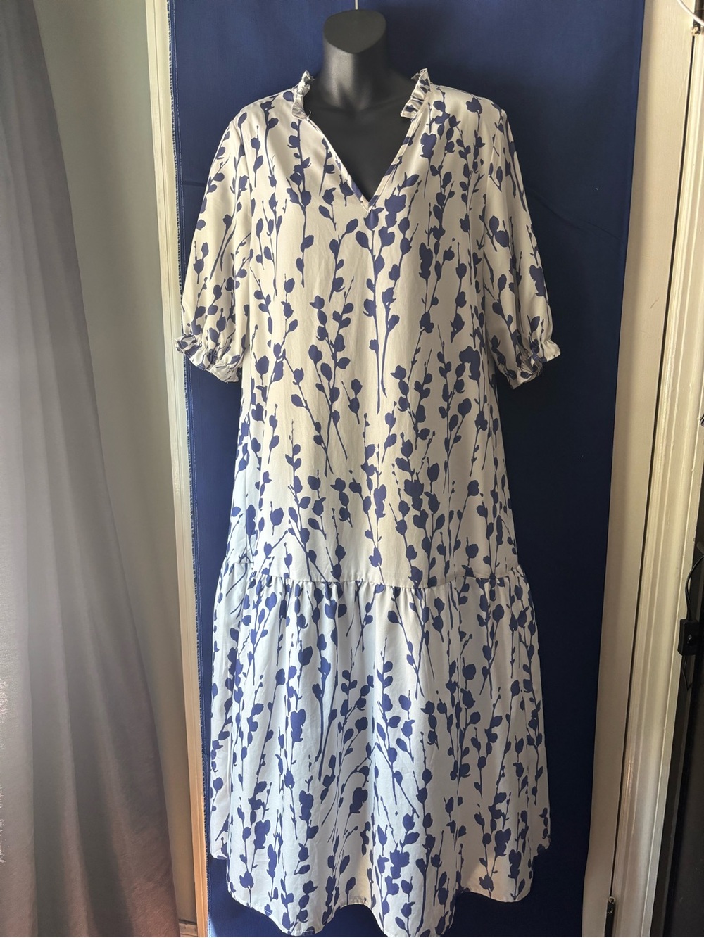 Noracora Flowy Relaxed Floral Print Midi

Dress in White & Blue Size L